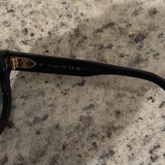 2022 Luis Vuitton sun glasses - Picture 5 of 6